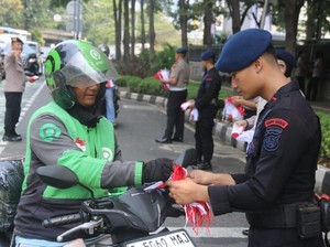 Brimob Polda Metro Bagikan 5.000 Bendera Merah Putih Sambut HUT RI
