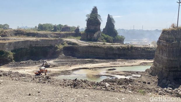 Terlihat asap sampah terbakar di sekitar Brown Canyon, Semarang, Senin (4/8/2025).