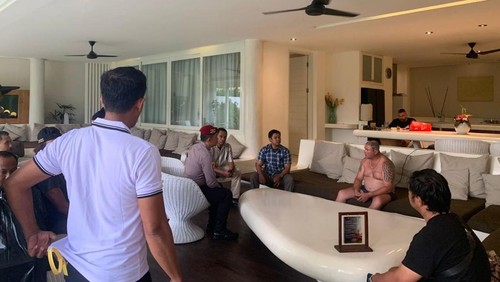 WN Australia, WRJ, saat diamankan oleh polisi di Villa Eden The Residence at the Sea. (dok. polres Badung)