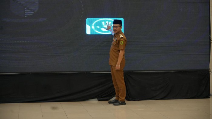 Bupati Bandung Dadang Supriatna saat meluncurkan platform digital Big Data di Gedung Mohamad Toha Komplek Pemkab Bandung, Soreang, Senin (4/8/2025).