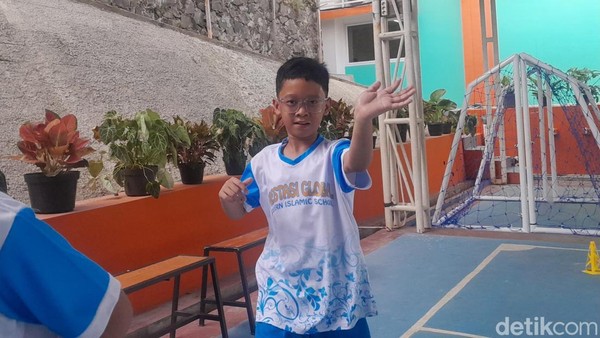 Momen Seru Anak SD di Depok Ikut CKG, Ada Tes Lari Keliling Lapangan 1 Km