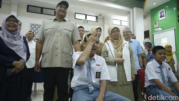 Menteri Pemuda dan Olahraga Dito Ariotedjo meninjau Cek Kesehatan Gratis untuk siswa di SMKN 26 Jakarta, Senin (4/7/2025). Kegiatan ini dalam rangka mewujudkan anak Indonesia yang sehat menuju generasi Indonesia Emas 2045, serta menjalankan UU No.17 tahun 2023 tentang Kesehatan dan Program Hasil Terbaik Cepat (PHTC).