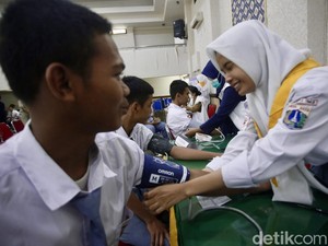 Video Hasan Nasbi Tinjau CKG di SMA 6 Tangsel: Ada yang Darah Tinggi