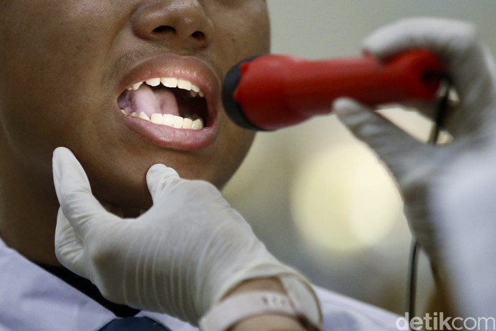 Menteri Pemuda dan Olahraga Dito Ariotedjo meninjau Cek Kesehatan Gratis untuk siswa di SMKN 26 Jakarta, Senin (4/7/2025). Kegiatan ini dalam rangka mewujudkan anak Indonesia yang sehat menuju generasi Indonesia Emas 2045, serta menjalankan UU No.17 tahun 2023 tentang Kesehatan dan Program Hasil Terbaik Cepat (PHTC).