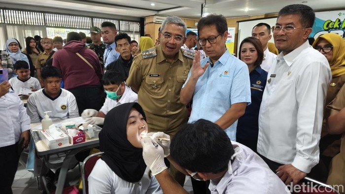 Menkes Budi Gunadi Sadikin saat meninjau cek kesehatan gratis di SMPN 5 Bandung
