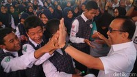 Pratikno melambaikan tangan dan menyapa para siswa di sekolah tempat ia pernah menimba ilmu.