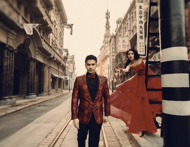 Dalam rangka merayakan anniversary pernikahan, Chelsea mengunggah kembali foto prewedding mereka yang dilakukan 10 tahun lalu. Mengenakan busana serba merah, pemotretan tersebut dilakukan di Shanghai. Foto: dok. Instagram @chelseaoliviaa