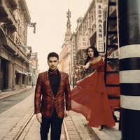 Dalam rangka merayakan anniversary pernikahan, Chelsea mengunggah kembali foto prewedding mereka yang dilakukan 10 tahun lalu. Mengenakan busana serba merah, pemotretan tersebut dilakukan di Shanghai. Foto: dok. Instagram @chelseaoliviaa