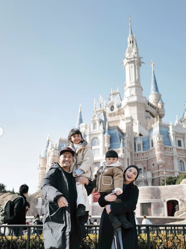 Dari pernikahan tersebut, Chelsea dan Glenn dikaruniai dua anak, Nastusha Olivia Alinskie (7 tahun) dan Dante Oliver Alinskie (2 tahun). Inilah momen hangat mereka saat berlibur bersama di Disneyland Shanghai. Foto: dok. Instagram @chelseaoliviaa