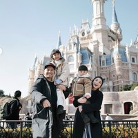 Dari pernikahan tersebut, Chelsea dan Glenn dikaruniai dua anak, Nastusha Olivia Alinskie (7 tahun) dan Dante Oliver Alinskie (2 tahun). Inilah momen hangat mereka saat berlibur bersama di Disneyland Shanghai. Foto: dok. Instagram @chelseaoliviaa