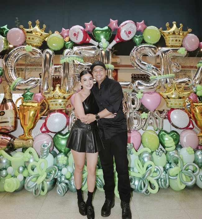 Chelsea Olivia baru saja merayakan ulang tahunnya yang ke-33. Glenn pun tak pernah absen menemani sejak usia Chelsea masih 15 tahun. Potret kebersamaan ini pun jadi pengingat perjalanan panjang cinta mereka. Foto: dok. Instagram @chelseaoliviaa