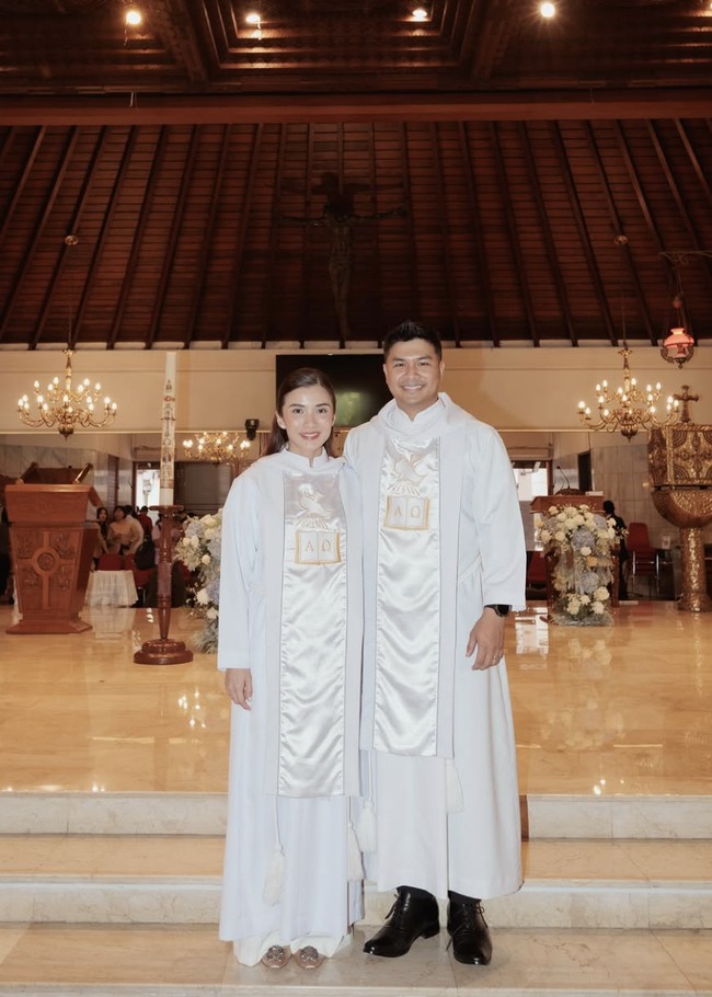 Dalam kehidupan spiritual, Chelsea dan Glenn pun berjalan seiring. Ini adalah momen ketika keduanya menjadi lektor dalam misa di gereja tempat mereka beribadah. Foto: dok. Instagram @chelseaoliviaa