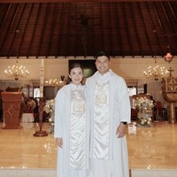Dalam kehidupan spiritual, Chelsea dan Glenn pun berjalan seiring. Ini adalah momen ketika keduanya menjadi lektor dalam misa di gereja tempat mereka beribadah. Foto: dok. Instagram @chelseaoliviaa