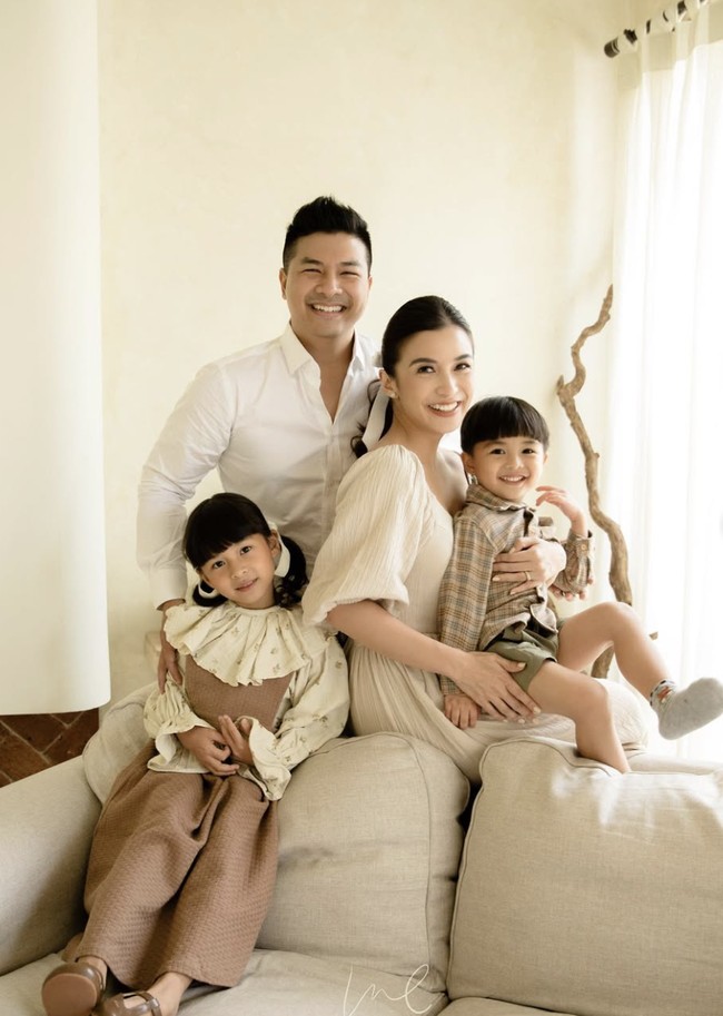 Pemotretan keluarga Alinskie dengan nuansa putih dan cokelat ini memancarkan kehangatan. Kehadiran Nastusha dan Dante membuat potret keluarga mereka semakin sempurna. Foto: dok. Instagram @chelseaoliviaa