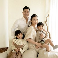 Pemotretan keluarga Alinskie dengan nuansa putih dan cokelat ini memancarkan kehangatan. Kehadiran Nastusha dan Dante membuat potret keluarga mereka semakin sempurna. Foto: dok. Instagram @chelseaoliviaa