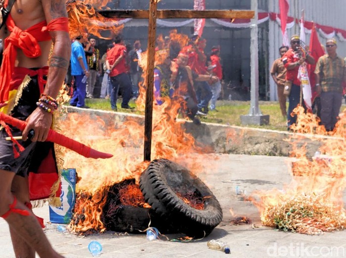Demo AMDKU tolak transmigrasi di Kaltara.
