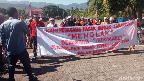 Puluhan pedagang geruduk Kantor Bupati tolak pembangunan Indomaret di depan Pasar Inpres Larantuka, Senin (4/7/2024).