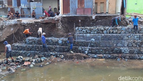 Dinas PUPR Mataram mulai memperbaiki bronjong sungai di Lingkungan Karang Kemong yang rusak pasca diterjang banjir bandang beberapa waktu lalu. (Nathea Citra/detikBali)