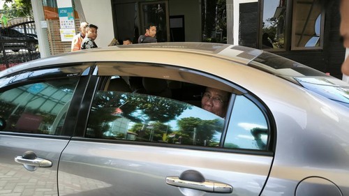 Mantan PUPR NTB, Dwi Sugiyanto hendak meninggalkan kantor Kejati NTB.  (Foto: dok. Istimewa).