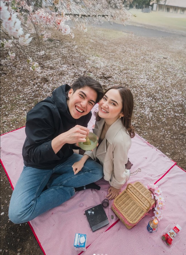 El juga memamerkan momen saat ia dan Syifa piknik romantis di bawah pohon Sakura. Salah satu kegiatan yang dilakukan keduanya ialah membuat matcha bareng. Foto: Instagram/@elelrumi
