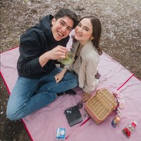 El juga memamerkan momen saat ia dan Syifa piknik romantis di bawah pohon Sakura. Salah satu kegiatan yang dilakukan keduanya ialah membuat matcha bareng. Foto: Instagram/@elelrumi