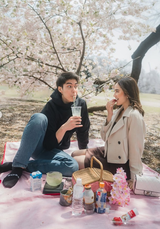 Saling bertatap-tatapan, kemesraan keduanya bikin netizen ikut baper. Banyak yang turut mendoakan agar El dan Syifa segera menyusul Al dan Alyssa ke pelaminan. Foto: Instagram/@elelrumi