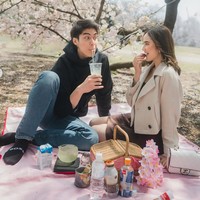 Saling bertatap-tatapan, kemesraan keduanya bikin netizen ikut baper. Banyak yang turut mendoakan agar El dan Syifa segera menyusul Al dan Alyssa ke pelaminan. Foto: Instagram/@elelrumi