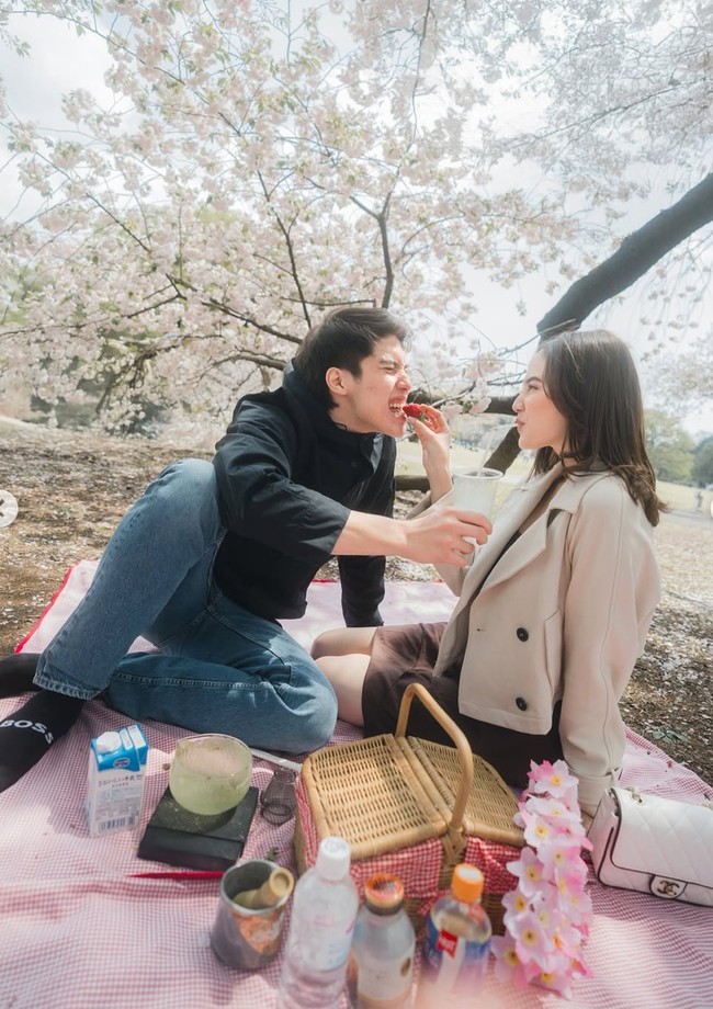 Tak hanya pamer kemesraan, El juga menuliskan keterangan yang tak kalah romantis. I said I Love You. That’s forever. tulisnya. Foto: Instagram/@elelrumi