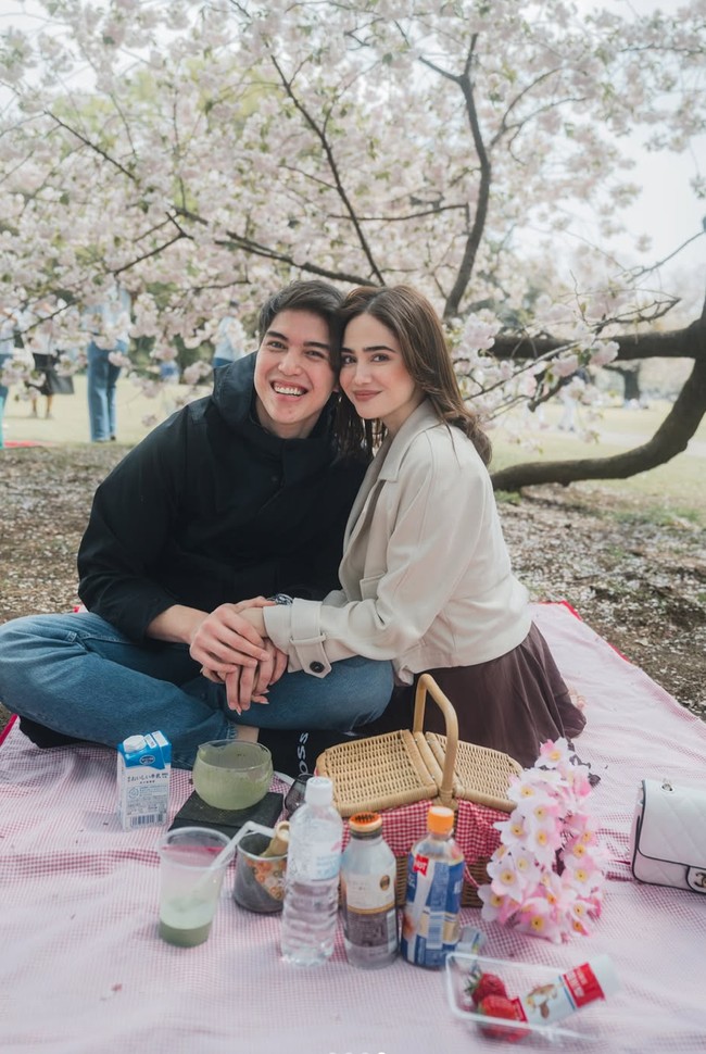 Tampil kompak, keduanya memang terlihat begitu serasi. Pose berdekatan sambil saling memegang tangan, El dan Syifa romantis banget! Foto: Instagram/@elelrumi