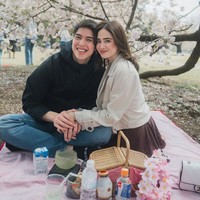 Tampil kompak, keduanya memang terlihat begitu serasi. Pose berdekatan sambil saling memegang tangan, El dan Syifa romantis banget! Foto: Instagram/@elelrumi