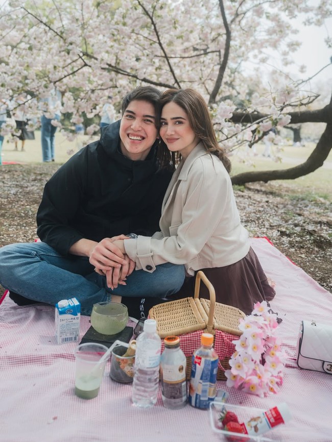 6 Foto Kencan Romantis El Rumi-Syifa Hadju di Jepang, Gandengan & Suap-suapan 6 Foto Kencan Romantis El Rumi-Syifa Hadju di Jepang, Gandengan & Suap-suapan