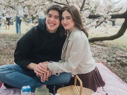 6 Foto Kencan Romantis El Rumi-Syifa Hadju di Jepang, Gandengan & Suap-suapan