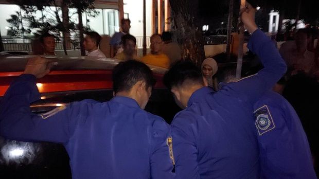 Evakuasi balitar terkunci dalam mobil saat ditinggal ayah merokok di Lamongan.