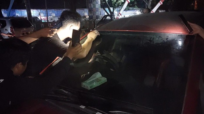 Evakuasi balitar terkunci dalam mobil saat ditinggal ayah merokok di Lamongan.