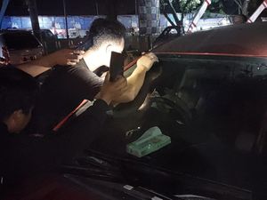 Bikin Panik! Balita Terkunci Dalam Mobil Saat Ditinggal Ayah Merokok