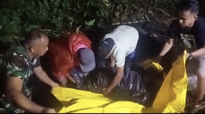 Evakuasi jasad yang ditemukan membusuk di parit. (Istimewa)