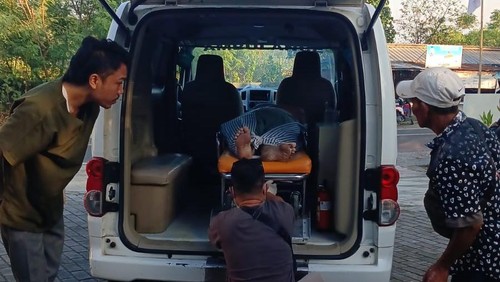 Evakuasi jenazah WN Inggris yang meninggal setiba di Pelabuhan Teluk Nara, Desa Malaka, Kecamatan Pemenang, Lombok Utara, NTB. (Dok Polres Lombok Utara/detikBali)