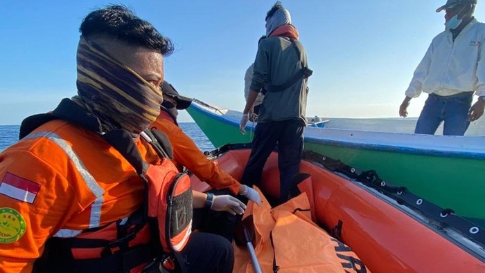 Evakuasi nelayan usai ditemukan tewas di perairan Pulau Lanjukang, Makassar.
