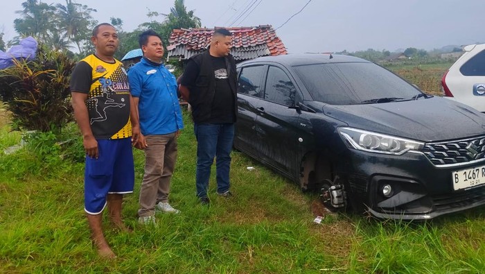 Foto: Polisi mengungkap pemilik kendaraan Suzuki Ertiga bernopol B-1467-RZQ yang ditemukan tanpa ban dan spion di area pemakaman Dramaga, Bogor (dok. Polres Bogor)