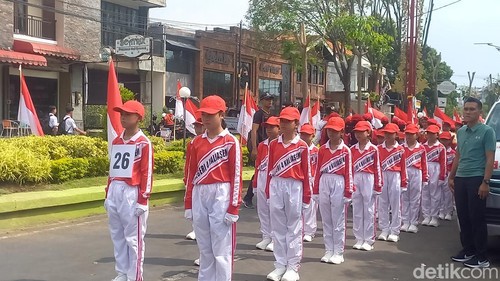 Para peserta lomba gerak jalan SD di Buleleng, Senin (4/8/2025).