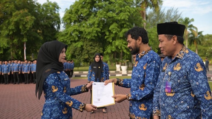 Gubernur Aceh Mualem menyerahkan SK PPPK di kantor Gubernur Aceh. (Dok Pemprov Aceh)