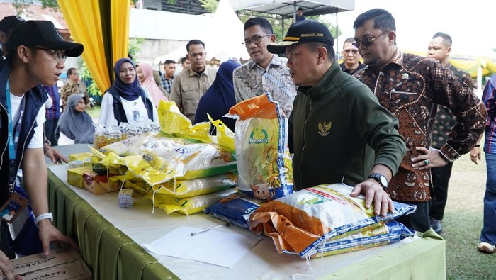 Gubernur Jambi Al Haris dalam melihat dan meninjau program Gerakan Pangan Murah