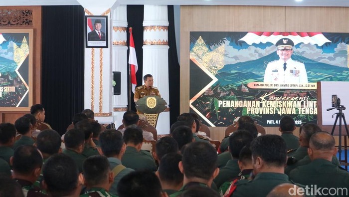 Gubernur Jateng Ahmad Luthfi di Konvergensi Penanganan Kemiskinan Lintas Sektor di Kabupaten Pati, Senin (4/8/2025).