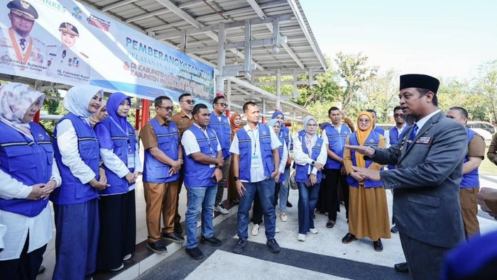 Gubernur Sulsel Andi Sudirman Sulaiman memberikan arahan kepada rombongan nakes yang ditugaskan di pulau terpencil.
