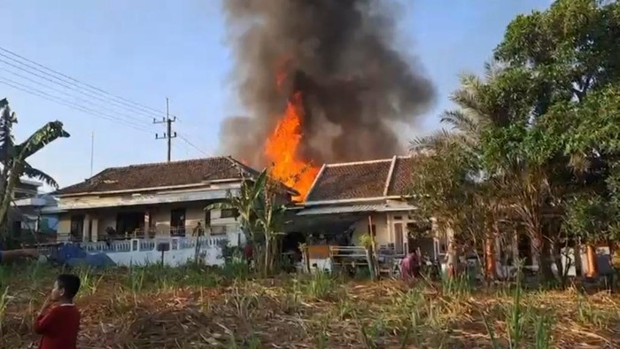 Gudang mebel terbakar di Dusun Banyubiru Lor, Desa Sumberrejo, Kecamatan Winongan, Kabupaten Pasuruan