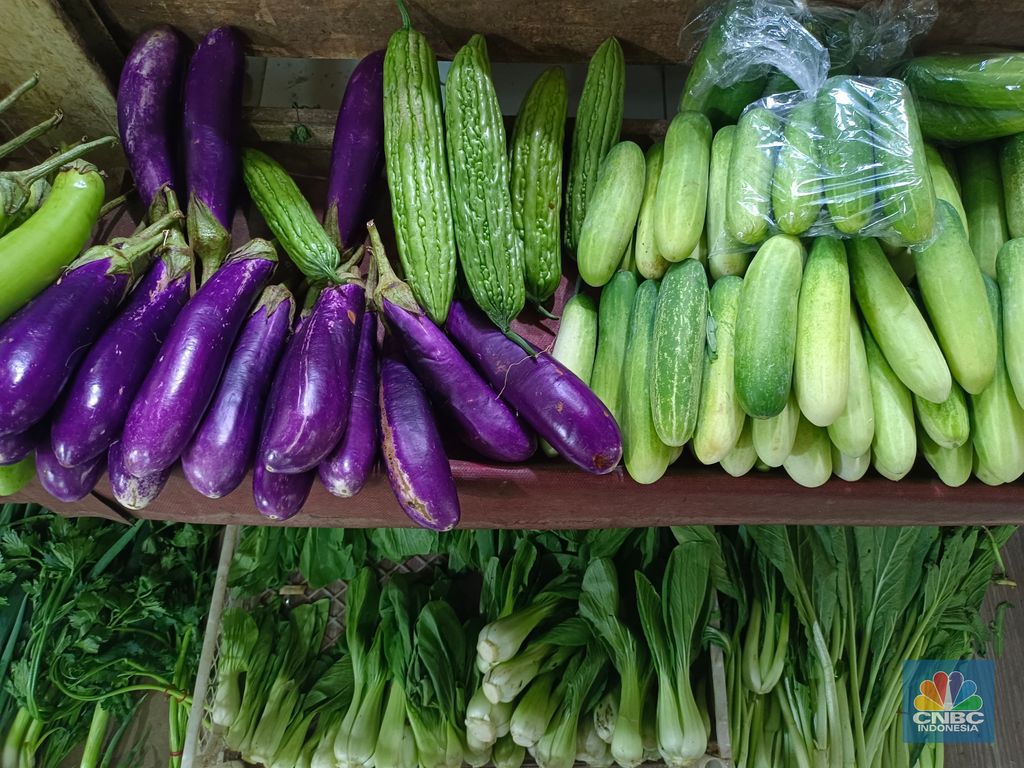 Harga sejumlah sayuran terpantau masih berada di atas harga normalnya di Pasar Rumput, Jakarta Selatan, Senin (4/8/2025). (CNBC Indonesia/Martyasari Rizky)