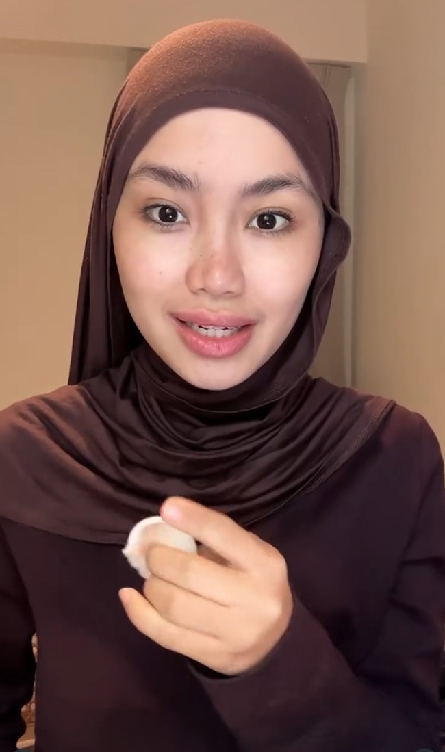 Ide padu padan hijab pashmina warna coffee ala Fira Assegaf.
