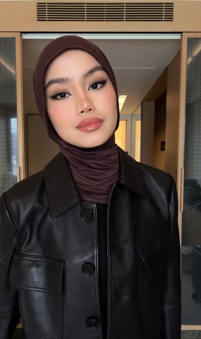 Ide padu padan hijab pashmina warna coffee ala Fira Assegaf.