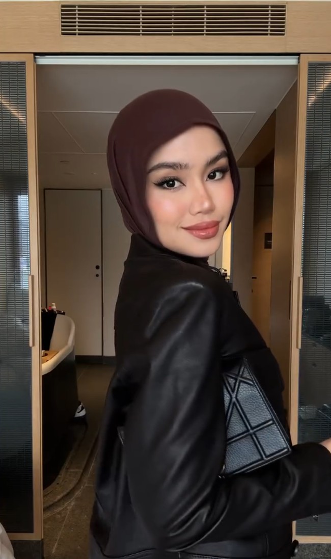 Ide padu padan hijab pashmina warna coffee ala Fira Assegaf.