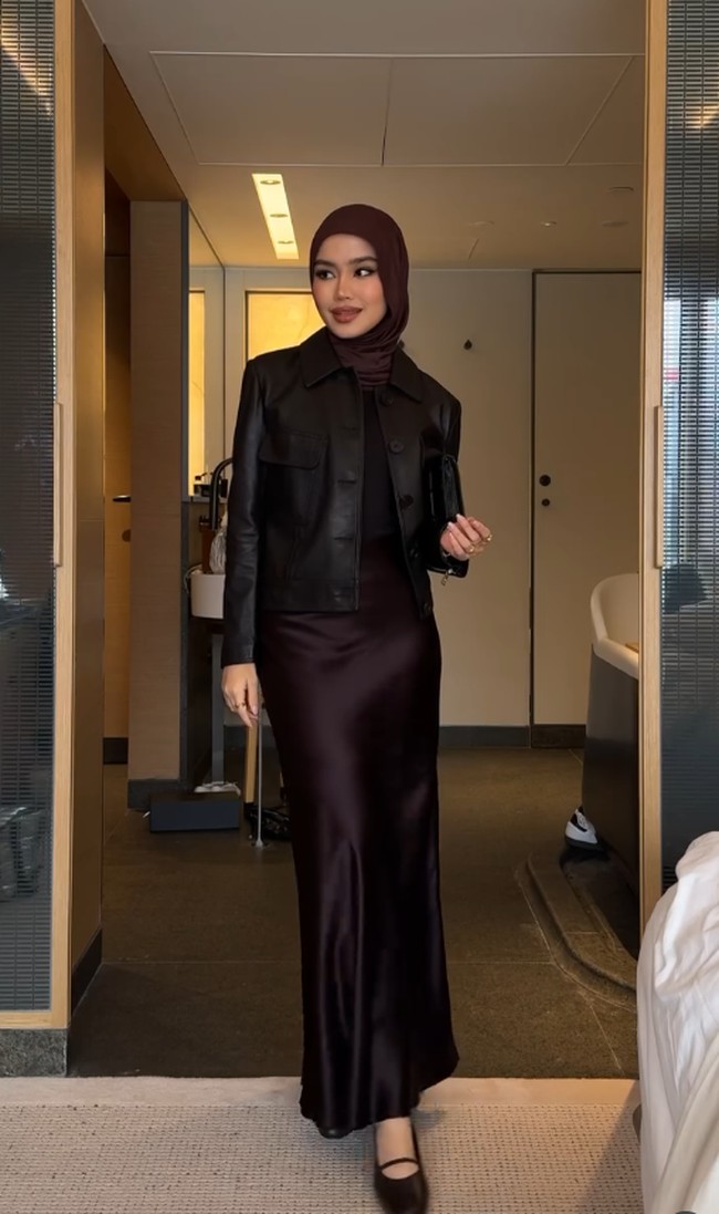 Ide padu padan hijab pashmina warna coffee ala Fira Assegaf.